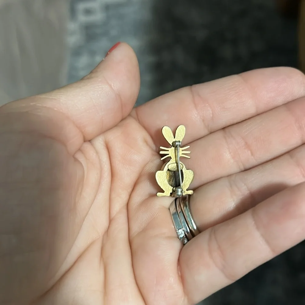 Vintage New old Stock Gold Plated Agate Rabbit Brooch. - Picture 2 of 3